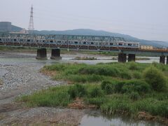 すぐそばを小田急線が通っています