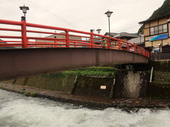 【宗祇水】の先には赤い「清水橋」
赤い橋ってやっぱり映えるわ。
