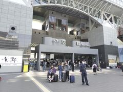 昔の京都駅は「京都駅」という表札が無く、ただの2階建てのビルでした。