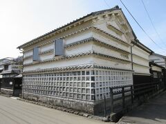 古民家の宿 蔵空間蔵宿
築120年の蔵と町屋を活用して、お遍路宿にもなっています。
壁の土佐漆喰は、耐水性があるので、室戸の家屋に多く使われています。
その漆喰壁を台風の風雨が直接当たるのを防ぐために、水切り瓦を並べて雨水が下に落ちるように工夫したもの。