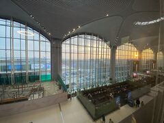 イスタンブール空港に到着しました。8年前に使ったアタチュルク空港もなかなか豪華でしたが、シン・イスタンブール空港はさらに豪勢に。ヨーロッパ最大の空港だそうです。