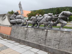 置戸町のお祭りで行われる「人間ばん馬」の石碑。
地元産の丸太を綱引きのように引っ張るんですね。
林業が盛んな置戸町ならではの行事でしょう。