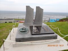 「宮沢賢治文学碑」の北にある「ラペルーズ顕彰記念碑」です。
