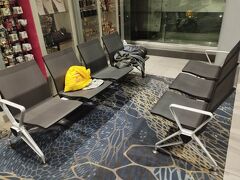 ボゴタのエルドラド国際空港に到着。ボゴタには今回20時間ほどの滞在。制限エリア内で仮眠をとり到着翌日に入国しましたが特におとがめなし。
WiFiは30分だけフリー。あとは有料プランになり１時間500円くらい。実際は年齢やその他の追加情報を聞かれるだけで5回以上繰り返し使えました。