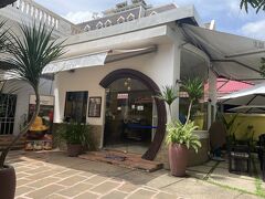 ショップでお土産を購入したあと、こちらのカフェでオーダーし、テラス席へ。
カフェの名前は「カフェ クメールタイム」