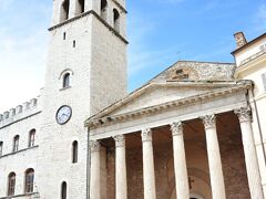 コムーネ広場の手前にギリシア神殿風の建物は紀元前１世紀頃に建築されたミネルヴァ神殿
16世紀内部に天井画や祭壇装飾が立派なサンタ・マリア・ソプラ・ミネルヴァ教会が造られました。
その隣に建つ高い塔はローマ時代のポポロの塔