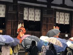 さて、次に日。
この度　ハイライトのうちわまき！は唐招提寺です。
起きたら雨。　まあ、前日の夜、天気予報でそう言っていたんで覚悟はしていました。
でも、それでも　何とかならないかなあと期待していたが。
雨は一向にやむ気配がない。。。どちらかと言えば激しくなる。

実はその日は午前中に一件用事が入ってしまい、
9時に唐招提寺で整理券をもらって　9：05に唐招提寺を出てタクシーで奈良まで戻ろうと　狸の皮算用よろしく　計算をしたんだけど、タクシー会社さん、この日は忙しいらしく、前もって予約ができないと言われてしまい。

どんどんと激しくなる雨に　泣く泣く整理券を取りに行くのをあきらめました。
しかも昨晩飲みすぎたのか？のどの調子も良くない。

妹は何も予定がないので一人で整理券を取りに行きました。。。

ということで、私は午後から唐招提寺に。
もちろんこの時間では整理券はもうありません。

どこからともなく　雅楽の音色が。もう皆さん　踊りを見ていました。