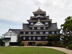 岡山城の正面まできました。
リニューアルオープンしたばかりの城を眺めながら、
9時の開館まで待ちます。