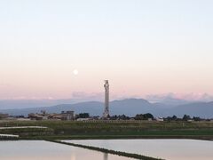 百万石行列を見終え、石動駅から小矢部市のシンボルであるクロスランドタワーと月、田畑を背に宿に帰ります