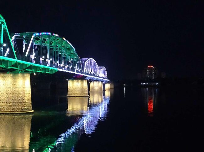 北朝鮮のお金を売る人もいます