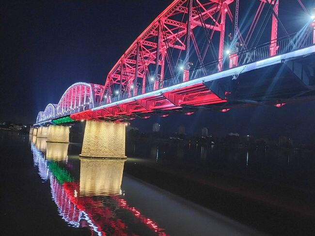 鴨緑江断橋は綺麗にライトアップ