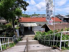 ホームから駅を見下ろします。周囲はのどかな住宅地です。先に訪問しましたが、二俣城があるためか、徳川家康公ゆかりの地の旗がありました。