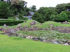 平安から鎌倉時代にかけて造られた池泉観賞式の庭園で、遠州では屈指の名園といわれています。