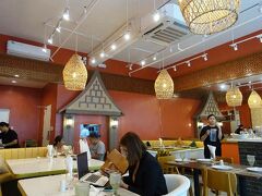 今日は、タイレストランの「ロイヤル・クルアタイ」にしました。
有名店で、セブにたくさんの支店があります。

カレーを食べるつもりはなかったんですが、並びにCoCo壱番屋があったんでタイカレーの方がいいなぁ・・って、こっちに入ってしまいました。

マクタンでは「SIAM」が無くなってたから嬉しい！