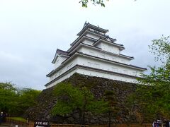 その後、会津若松城(鶴ケ城)に。かなり立派なお城です。雨が降っていましたが、観光客の方。凄く多いです。