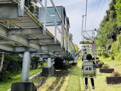 最初の目的地、天橋立に到着。

展望台の天橋立ビューランドへは待ち時間なしのリフトの方で。左の箱はケーブルカー。