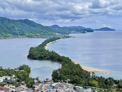 おぉぉぉ　絶景かな　絶景かな

写真では伝え切れない空間の広がり！　この眺望！
やっぱり高い所から見渡すと言うのは得点高いよね～

薄曇りだけど、雨の橋立でなくて本当によかった。
これでワシは日本三景コンプリート。カミさんは安芸の宮島を残すのみ。