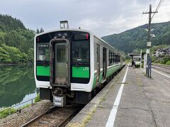 この前編は『2023年5月春の週末一泊一人旅～福島県奥会津③：玉梨八町温泉～』です。
https://4travel.jp/travelogue/11832929

旅の2日目の5月28日（日）は、宿泊先から最寄りの会津川口駅に向かい、8時41分発の会津若松行きのJR只見線の上り普通列車に乗車しました。

前日に小出駅から会津川口駅まで乗車した列車は、前方車両がキハE120形気動車で、後方車両がキハ110形気動車でしたが、この時乗車した列車は前後逆転していました。