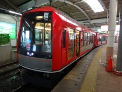 箱根湯本駅。
ここでこの登山電車に乗り換えて、大平台駅までゆく。
最新鋭の電車。