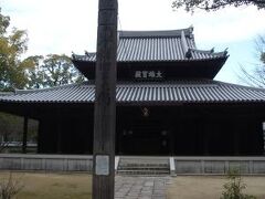 呉服町から南へ行くと寺町に入ります。その一番北側にあるのがこちらの聖福寺。寺町にある寺院のなかでも特に大きく、広い境内を持っています。境内は国の史跡にも指定されており、市街地にあるとは思えないほど緑が豊富で静か、いいところでした。
仏殿は大きく、本尊からつながっている綱がこの柱に結ばれており、その柱に触ることで参拝できるようになっていました。