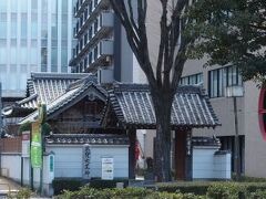 東長寺と大博通りを挟んだ向かいにある龍宮寺。こちらは人魚伝説がある珍しいお寺です。寺宝として人魚の骨を有しているそう。境内には人魚塚もあり、内部を拝観できなくとも人魚伝説を感じられるところでした。