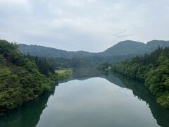 会津西方駅を出発し、撮り鉄憧れの聖地『第一只見川橋梁』を通過した時の車窓の景色です。

乗客の目線ですと、見慣れてしまった只見線の風景です。

最近撮り鉄関係の事件がニュースになっていますが、列車の運行の妨害や周辺の住民の方とのトラブルにならない様に、いい写真を撮ってもらいたいですね。