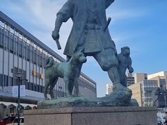 岡山駅。有名な桃太郎の像が駅前にあります。