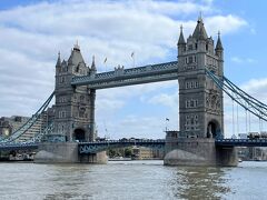 イギリス・ロンドン『Tower Bridge』

『タワーブリッジ』の写真。

家に飾ってある過去に撮った写真と同じ角度から撮影したくて
ザ・クイーンズ・ウォークまでやってきました。

すぐ傍には2002年7月に開庁した球根のような独特の形状をしている
『London City Hall（ロンドン・シティ・ホール）』がありますが、
現在改装中でした。