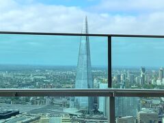 イギリス・ロンドン『The Shard』

2013年に開業した超高層ビル『ザ・シャード』（尖塔高310ｍ）の
外観の写真。

別の展望台から撮影しました。前回ロンドンを訪れたのはいつだった？
見たことのない斬新な高層ビルがいくつも建っていて
ちょっとがっかりしました(;^ω^)

87階建ての建物で31～33階部分にレストラン、34～52階部分に
ホテル『シャングリ・ラ ホテル ザ・シャード ロンドン』、
68～72階部分がルーフテラス＆展望フロアになっています。