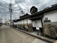 日本各地で古民家を再生し宿泊させるニッポニアホテル。
伊賀上野の城下町の真ん中にある。