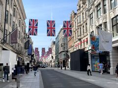 イギリス・ロンドン

高級ブランドショップの集まる「ニュー・ボンド・ストリート」の
写真。

イギリスはユーロ圏のヨーロッパよりもほとんどのブランドが
高いです。
円安のせいでヨーロッパの高級ブランド物も日本で購入した方が
安い場合もあり、損をする可能性があります。

お土産選びも迷います。お酒類もお菓子類も日本で購入した方が
安いものがあるので。日本の高級スーパー【成城石井】や
【カルディコーヒーファーム 】、【紀ノ国屋】、【明治屋ストアー】
などの輸入食材を扱うお店でイギリスの紅茶やチョコやクッキー、
スナック菓子などふつうに買えるので大して変わらない値段なら
買わない方がよいでしょう。

イギリスはホテルも食事もびっくりする位すべてのものが高いです。
私はコロナ前は年に4～5回飛び立つぐらい海外が好きでした。
しかし、日本の方がよいです。
周りの人たちが海外に行っていて羨ましいから自分も行かなくちゃと
焦る必要はありませんよ！！

アジア圏など物価の安い場所に行くならともかく、今（円安）は無理に
アメリカやヨーロッパなどに行っても買い物や食事が楽しめなので
行かなくてよいと思います。

海外の美術館や博物館、展望台、ミュージカル、そのほかの施設で
あり得ない料金を今使わず貯めておいた方がよいです。
海外で日本株が人気になっていますが、使うなら弱っている日本で
お金を使いましょう。

コロナ禍になり旅行で日本国内に目を向ける機会が増えましたが、
サービスにおいても日本の宿泊施設やレストラン、カフェ、ショップ、
デパート、商業施設、空港などあらゆる場所で働くスタッフさんは
みなさん笑顔であいさつをしてくださり素晴らしいです☆☆☆

仏頂面でガムを噛みながら、食べ物を食べながら、
サングラスをかけたまま、脚を組んだり腕組みしたりポッケに
手をつっこんだまま接客をする日本人スタッフさんは見ませんよね。