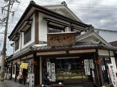 伊賀上野の城下町を散策。
メインの鉄道網や道路網から離れているため、昔ながらの地方小都市の雰囲気が良く残っている。
ここは名代の和菓子の店『いせや』。