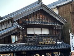 1575年というから、関ヶ原より前に伊勢の餅屋として創業した角屋が、1997年にクラフトビールに挑戦した。
最近は東京駅や新橋駅でも地ビールを販売しているが、その本店がここ。