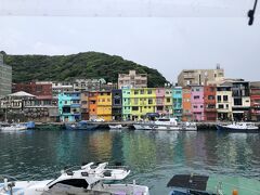 夜市に行くにはまだ早いので、正濱漁港彩色街屋に来た。
小さい港にカラフルな建物が並ぶ。
とってもかわいい。