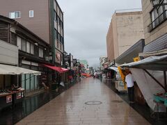 輪島に到着しました。雨が降っているせいか、名物の朝市もイマイチ活気がありません。