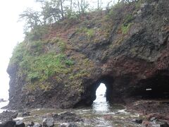 駐車場から公園を抜けて崖を降りると波の浸食によって形成された天然の洞門があります。
