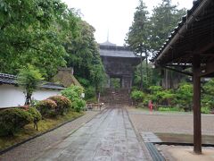 続いて妙成寺にやって来ました。このツアーに参加するまで全然知らなかったのですが、ここは日蓮宗の北陸本山で、加賀藩前田家からの庇護で隆盛を極めた有名なお寺なんだそうです。