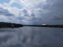 次に多摩湖に行きました 奥に見えるのは 西武ドームです。