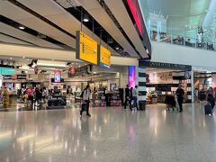 イギリス・ロンドン『Heathrow Airport（LHR）』

『ヒースロー空港』の写真。

ANA便はターミナル2に到着します。

2022年5月24日に「エリザベスライン」が開通しました。
私たちは『ヒースロー空港』のターミナル2からロンドン中心部まで
「ヒースロー・エクスプレス」で移動しました。
約15分で「Paddington（パディントン）」駅に到着します。

一般の普通席で片道大人 ￡25、少し広めのビジネスファースト
クラス席で ￡32します。
ANAのスターアライアンス ゴールドカードで無料で
ビジネスファーストクラスに乗ることができるので、￡25の方を
購入しました。しかし、そもそもが高いですよね。
たった15分で約4,300円とは・・・。
ちなみにビジネスファーストクラスシートは指定席でもありません。

前もって往復のチケットを購入していたので、現地の長い行列が
できている券売機に並ぶことなく、改札機のセンサーにQRコードを
かざすだけだったので楽でした。

https://www.heathrow.com/transport-and-directions/by-rail-or-train/heathrow-express

klookさんで購入したので定価よりも安くなりました↓

https://www.klook.com/ja/activity/10960-heathrow-express-airport-transfers-london/