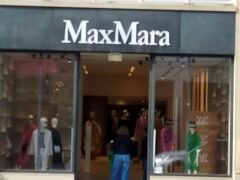 《Max Mara Brussels》

ルイーズ通りのマックスマーラが安くておススメとのクチコミがあって、マックスマーラが大好きなマダムは楽しみしていたが、特別安い訳でもなく、また品ぞろえもそれほどでもなかった。
一応1階と2階をくまなく捜索したが、お買い得品は発見できなかった。