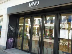 《Galeria Inno Louise》

気を取り直してInnoに向かう。
マックスマーラの道向かいにInnoというデパートがあることは調査済み。
