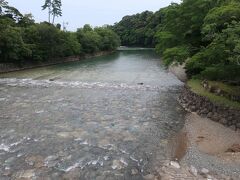 先日の豪雨で五十鈴川は氾濫し、神宮会館でも、すぐ前の道路まで冠水して危うく水がつくところだったのだとか。。