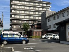 綾部からバスで福知山へ移動しました。
綾部~福知山間はJRも走っていますが、泊まりのサンホテルへはバスの方が便利だったので。
インターチェンジから近いので車利用の人にはとても便利。福知山城へも徒歩１０分ぐらいです。

