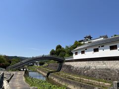 ホテルから歩いて１０分ほどの福知山城へ。天守閣へ向かって、こんな橋を渡ります。