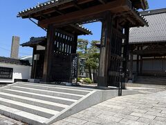 城の北側、由良川沿いは寺町になっています。
明治になって、福知山は廃城となり、ほとんどが破却されましたが、銅門番所以外にも城門が寺院の山門として移築されており、福知山城の貴重な遺構として残っています。
明覚寺の山門も福知山城の門を移築したものです。。