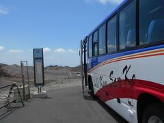 バスが終点に到着しました。
シャトルバス500円に乗り換えて
阿蘇火口のバス停に到着しました。
このバスは一日乗車券は使えません。
帰りは下りだし歩いても良いと思います。