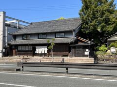 生活衣館のすぐ近くにある洋菓子店「足立音衛門」へ。
栗を使ったバウンドケーキが有名で、百貨店にも出店していますが、福知山のお店だとは知りませんでした。
今回の旅行でぜひい訪れたいと思っていた所です。



