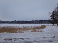 というわけで、上記ルートを辿ってサロマ湖に来ました。
どんよりとした曇り空で、空と大地が一体になっています。
多分サロマ湖なんだけれど、雪で覆われていてもう何が何だかよくわからない(笑)

近くまで行ってみたいけれど、今は紋別に行くことを優先して通り過ぎ・・・