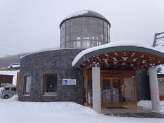 道の駅サロマ湖で休憩を取りました。
ちなみにこの道の駅はサロマ湖のすぐ近くにありながら、道路と林が邪魔をしてサロマ湖を見渡すことができません(>_<)

中には飲食店が1つと、地場産品の販売コーナー。お腹が空いていなかったので、買い物はありませんでした。