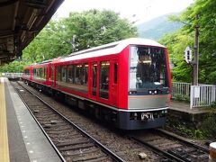 目的地である大平台駅に到着。ここから強羅方向へ紫陽花を見に行く。
大平台はスイッチバック駅で、全ての列車はここで折り返し、この上にある信号場でもういちどスイッチバックする。
麓の出山信号場でスイッチバックするので、登山電車は箱根湯本から強羅の間で３回進行方向が変わるのだ。
急こう配だけでは箱根を登りきれず、駅も作れないので、このように連続スイッチバックとなった。
実際、並走する国道１号線も、箱根湯本から宮ノ下までは特に急こう配と九十九折が続く、駅伝で有名なヘアピンカーブ、実はこの大平台駅前にあり、行き止まり式の大平台駅を廻りこむようにカーブしてるのだ。
国道１号線は湯本駅前の標高が９４ｍ、早川の鉄橋が見えるあたりが１８０ｍ、大平台駅北側のカーブ手前で３０８ｍ、大平台駅前で３４４ｍだ。
道路のきつい峠越えというと、関東は箱根と碓氷峠だが、近畿は阪奈の生駒超え、とおもいきや、実は六甲越えの方が厳しい。宝塚から有馬温泉まで、あそこは多分鉄道では登れない。
